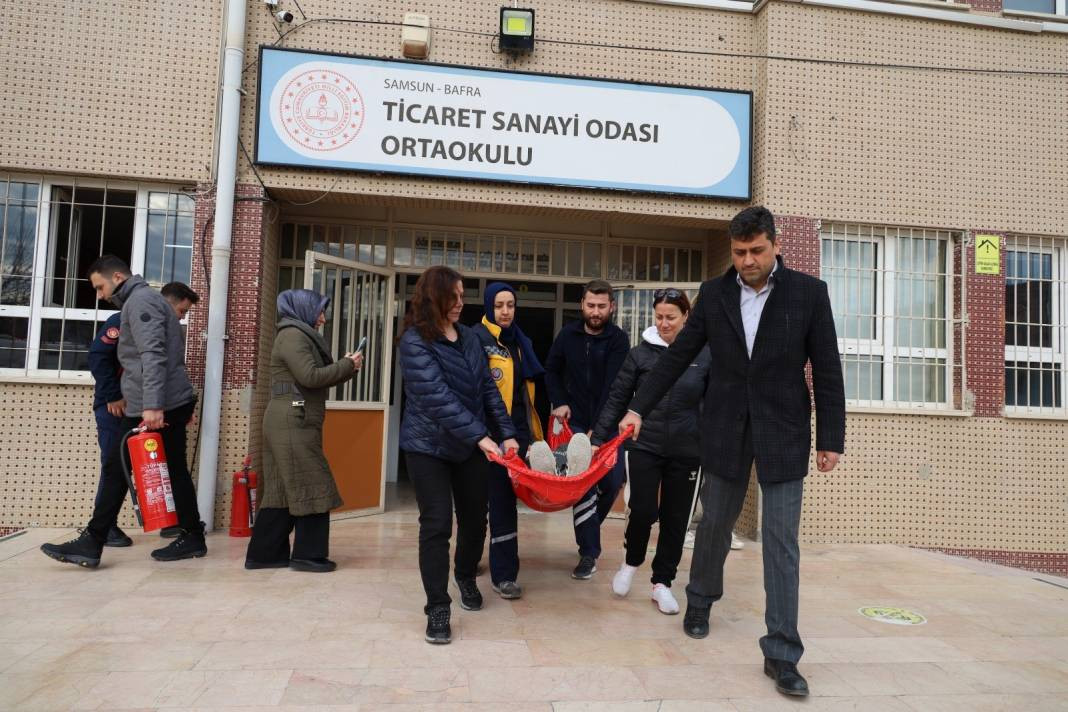 Bafra Ticaret Sanayi Odası Ortaokulu'nda nefes kesen yangın tatbikatı - Resim: 3